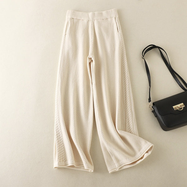 Pantaloni Biloma crem evazati din tricot pufos