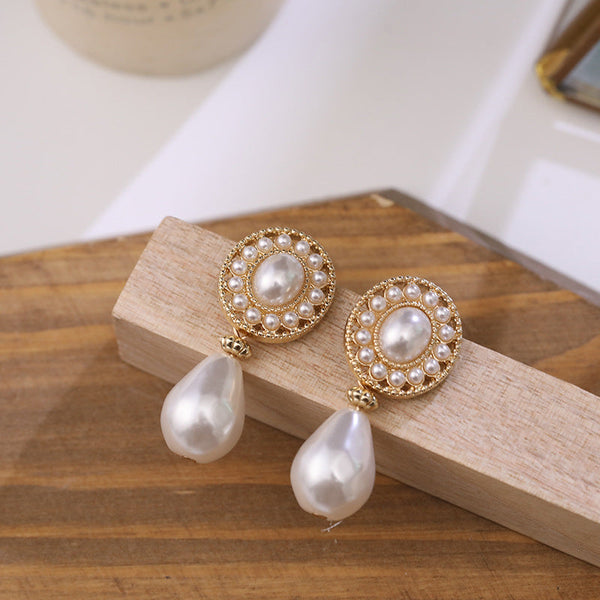 Cercei retro cu perle mici in forma de floare si ciucur tip perla alungita, ace de argint S925
