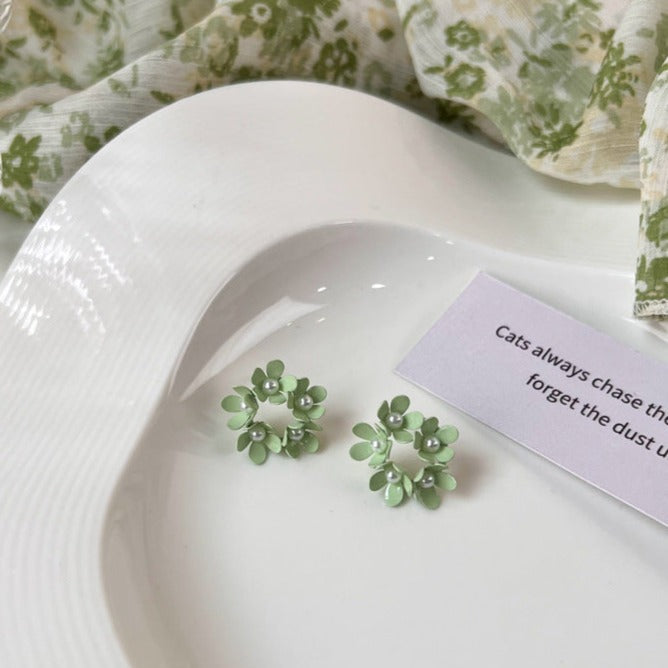 Cercei geometrici mici verde mint cu flori si perle