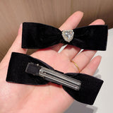 Set 2 agrafe tip funda din catifea accesorizate cu cristal in forma de inima si pietre strass
