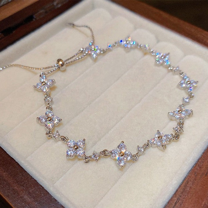 Bratara cu flori din cristale si pietre strass
