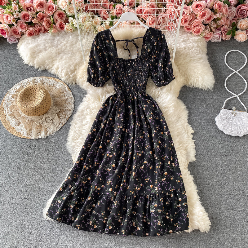 Rochie Danisha neagra cu imprimeu floral, decolteu patrat si maneci scurte, bufante