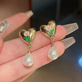 Cercei in forma de inima cu perle si lalele pictate in ulei