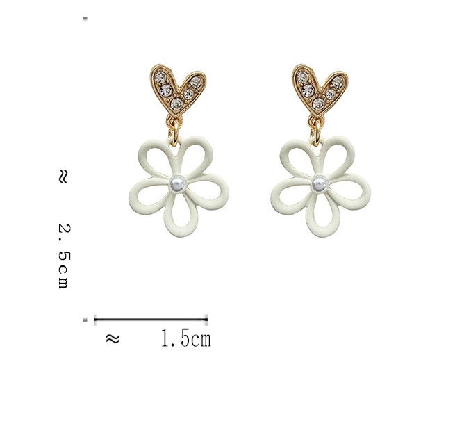 Cercei in forma de floare cu perla si inimioare cu pietre strass, ace de argint S925
