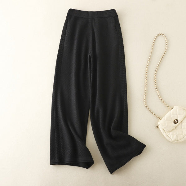 Pantaloni Biloma negri evazati din tricot pufos