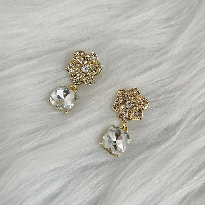 Cercei in forma de floare cu piatra si strass, ace de argint S925