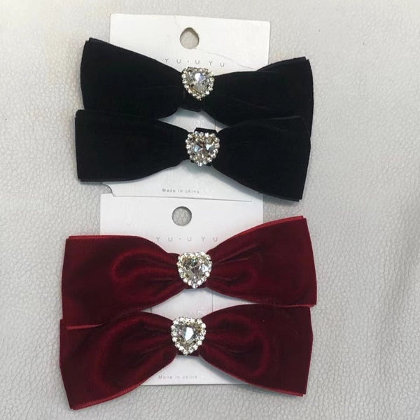Set 2 agrafe tip funda din catifea accesorizate cu cristal in forma de inima si pietre strass