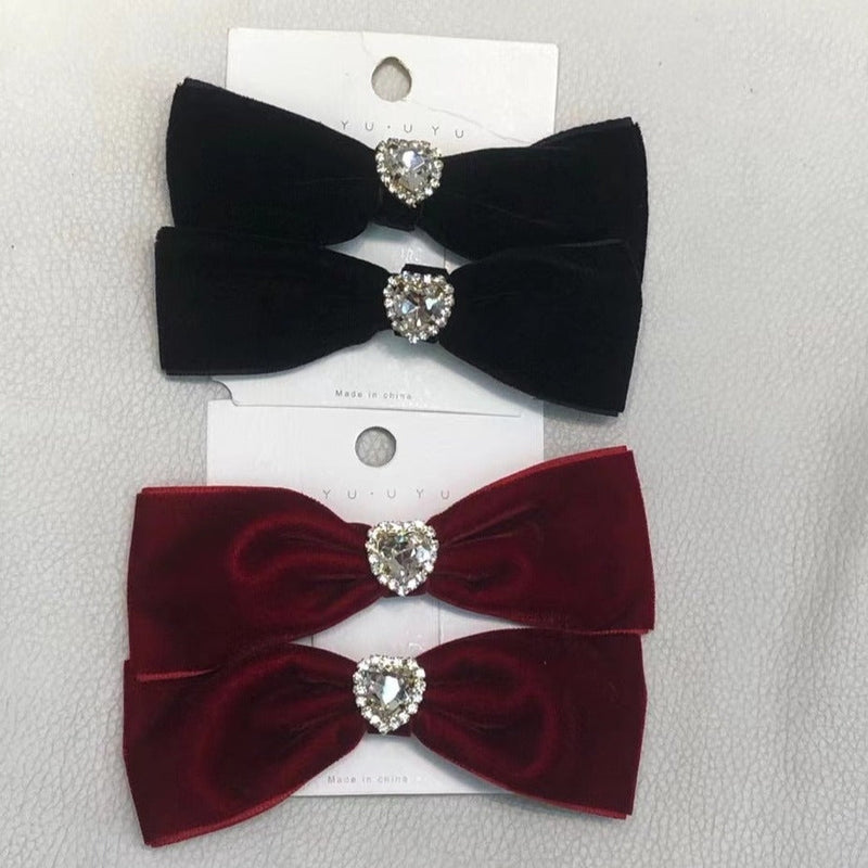 Set 2 agrafe tip funda din catifea accesorizate cu cristal in forma de inima si pietre strass