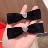 Set 2 agrafe tip funda din catifea accesorizate cu cristal in forma de inima si pietre strass
