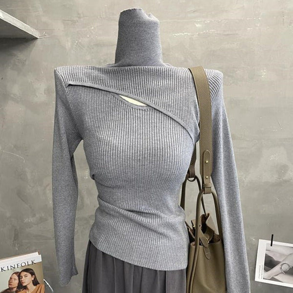 Bluza Joyce gri din tricot reiat cu decupaj la baza gatului si guler inalt
