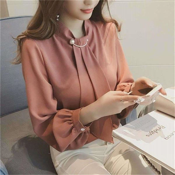 Bluza Edelina roz cu guler accesorizat si maneci lungi cu mansete late si nasturi