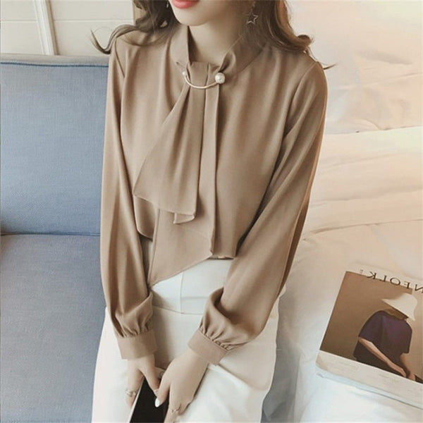 Bluza Edelina bej cu guler accesorizat si maneci lungi cu mansete late si nasturi