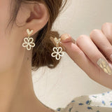 Cercei in forma de floare cu perla si inimioare cu pietre strass, ace de argint S925