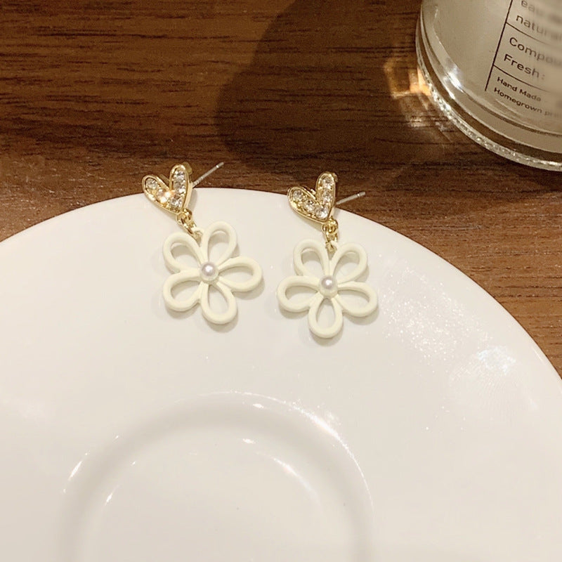 Cercei in forma de floare cu perla si inimioare cu pietre strass, ace de argint S925