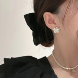 Cercei eleganti cu perle in forma de floare cu ace de argint S925