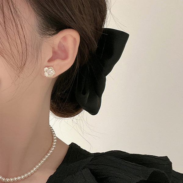 Cercei eleganti cu perle in forma de floare cu ace de argint S925