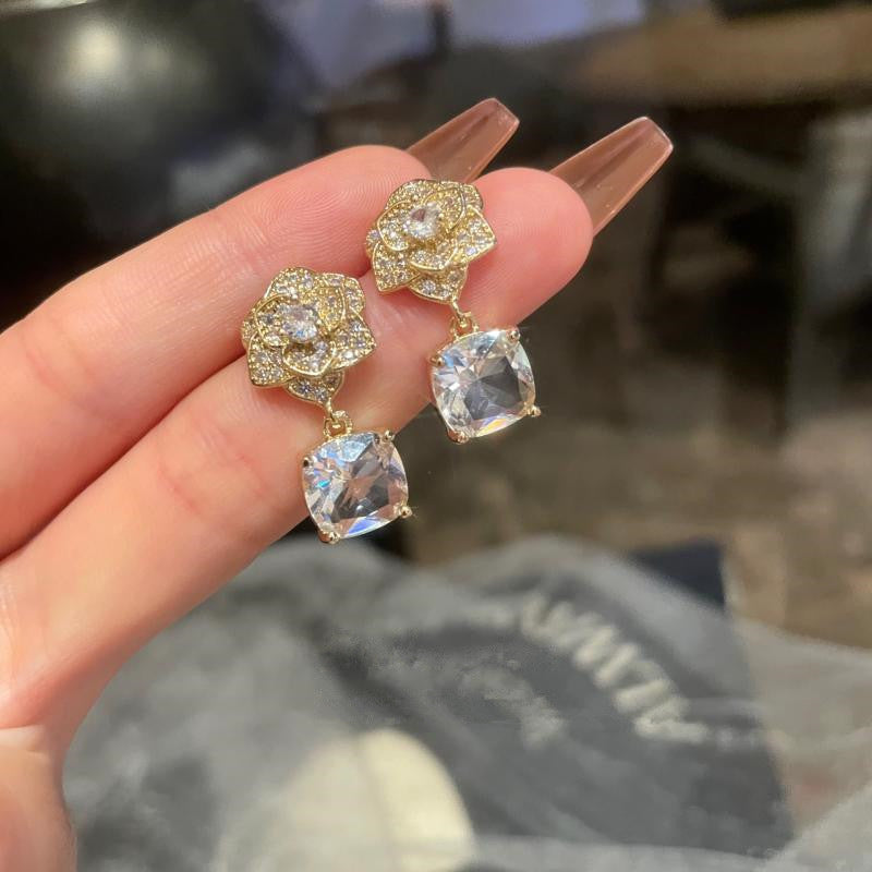 Cercei in forma de floare cu piatra si strass, ace de argint S925