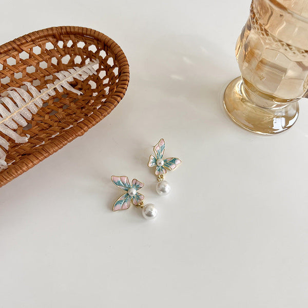 Cercei in forma de fluture cu margini aurii si perle