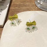 Cercei cu fundita verde si flori albe, cu clips sau ace de argint S925