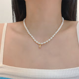 Colier scurt din perle cu pandantiv auriu