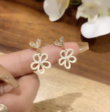 Cercei in forma de floare cu perla si inimioare cu pietre strass, ace de argint S925