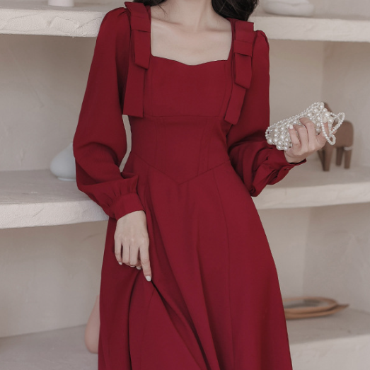 Rochie Marsiva cu fundite la nivelul umerilor, talie tip corset si mansete la nivelul manecilor