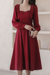 Rochie Marsiva cu fundite la nivelul umerilor, talie tip corset si mansete la nivelul manecilor