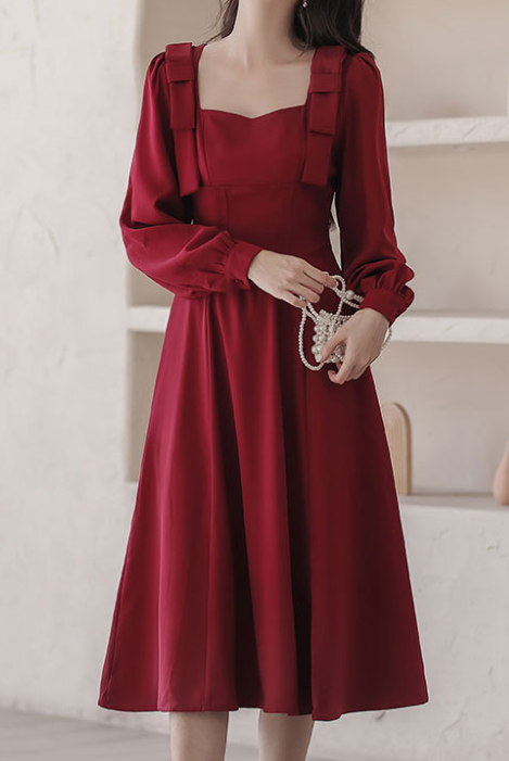 Rochie Marsiva cu fundite la nivelul umerilor, talie tip corset si mansete la nivelul manecilor