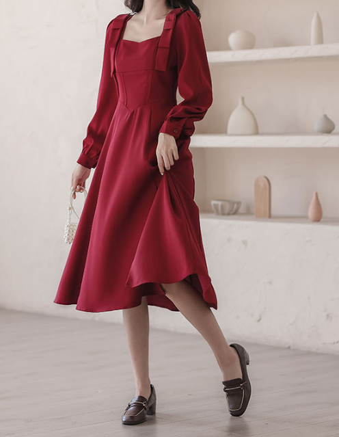 Rochie Marsiva cu fundite la nivelul umerilor, talie tip corset si mansete la nivelul manecilor