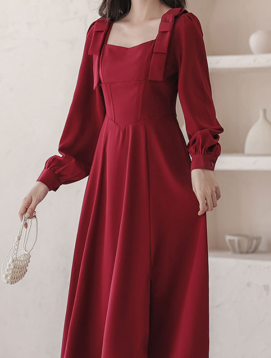 Rochie Marsiva cu fundite la nivelul umerilor, talie tip corset si mansete la nivelul manecilor