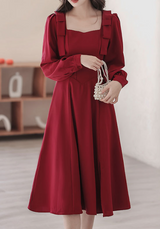 Rochie Marsiva cu fundite la nivelul umerilor, talie tip corset si mansete la nivelul manecilor
