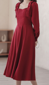 Rochie Marsiva cu fundite la nivelul umerilor, talie tip corset si mansete la nivelul manecilor