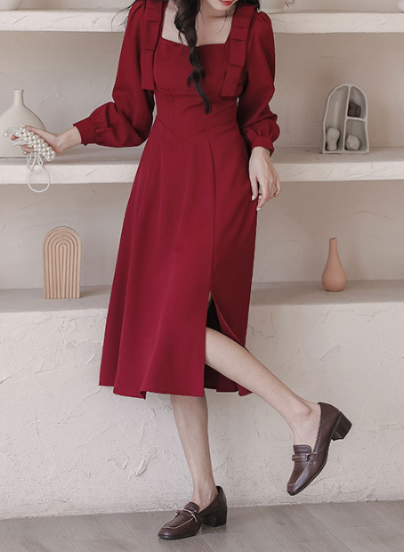 Rochie Marsiva cu fundite la nivelul umerilor, talie tip corset si mansete la nivelul manecilor