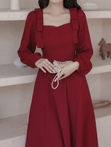 Rochie Marsiva cu fundite la nivelul umerilor, talie tip corset si mansete la nivelul manecilor