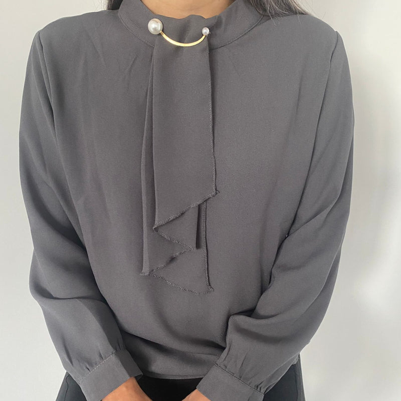 Bluza Edelina gri cu guler accesorizat si maneci lungi cu mansete late si nasturi