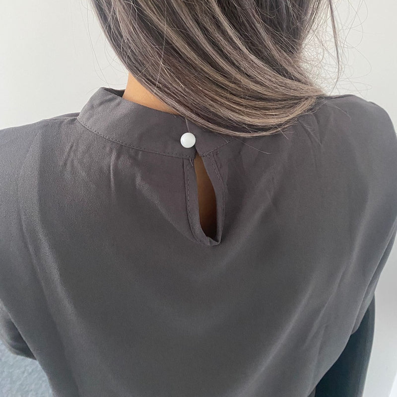 Bluza Edelina gri cu guler accesorizat si maneci lungi cu mansete late si nasturi