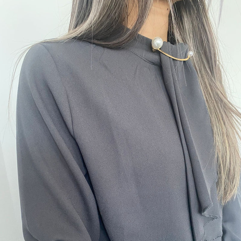 Bluza Edelina gri cu guler accesorizat si maneci lungi cu mansete late si nasturi