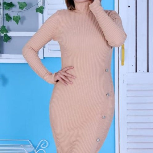 Rochie Maribela crem cu nasturi decorativi si croi mulat din tricot reiat