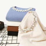 Pulover Rosemary alb din tricot moale cu decolteu si mansete accesorizate cu perle