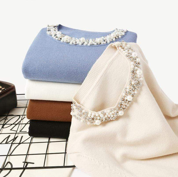 Pulover Rosemary alb din tricot moale cu decolteu si mansete accesorizate cu perle