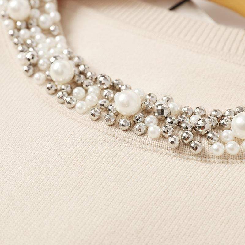 Pulover Rosemary alb din tricot moale cu decolteu si mansete accesorizate cu perle