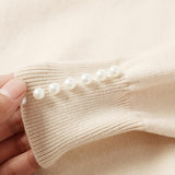 Pulover Rosemary alb din tricot moale cu decolteu si mansete accesorizate cu perle