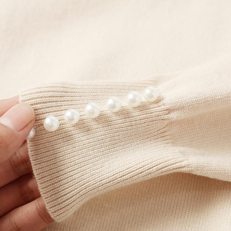 Pulover Rosemary alb din tricot moale cu decolteu si mansete accesorizate cu perle