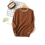 Pulover Rosemary maro din tricot moale cu decolteu si mansete accesorizate cu perle