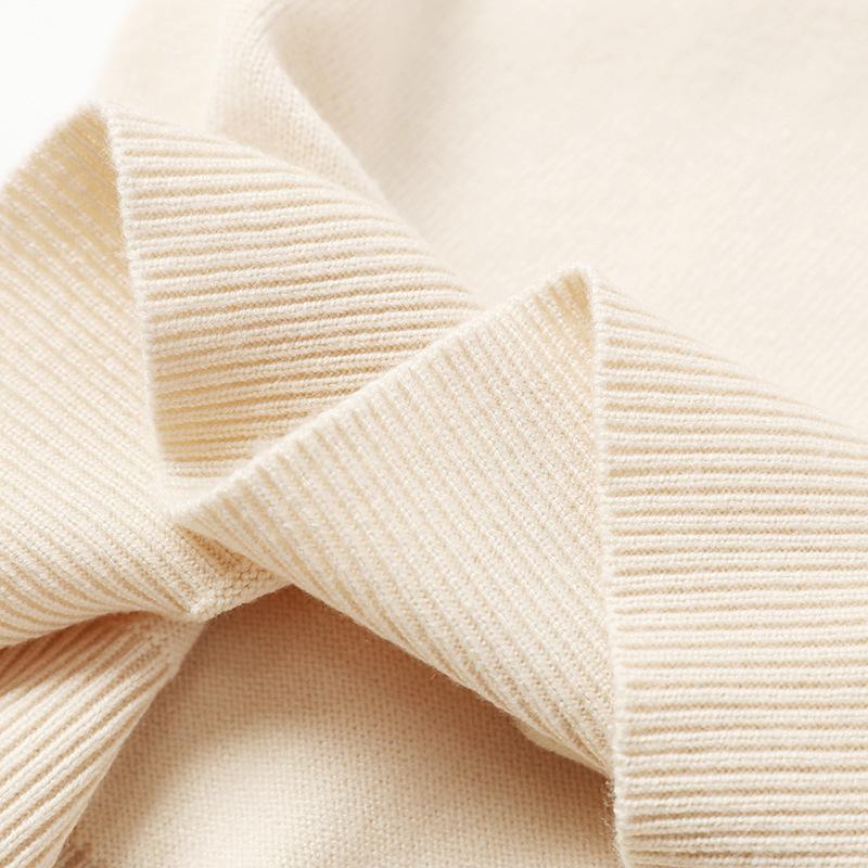 Pulover Rosemary crem din tricot moale cu decolteu si mansete accesorizate cu perle
