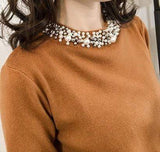 Pulover Rosemary maro din tricot moale cu decolteu si mansete accesorizate cu perle