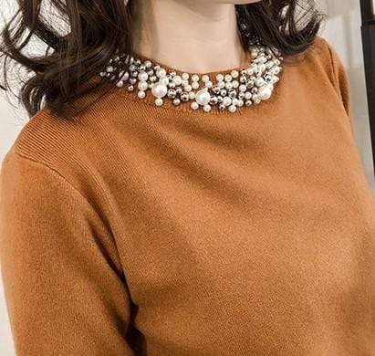 Pulover Rosemary maro din tricot moale cu decolteu si mansete accesorizate cu perle