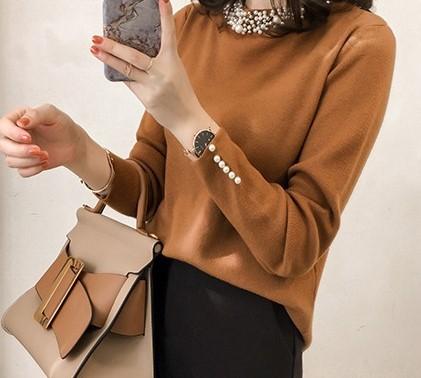 Pulover Rosemary maro din tricot moale cu decolteu si mansete accesorizate cu perle