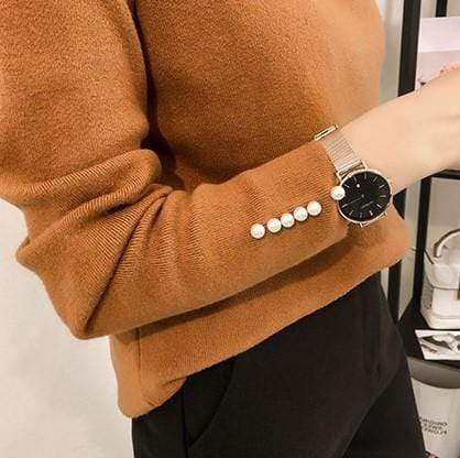 Pulover Rosemary maro din tricot moale cu decolteu si mansete accesorizate cu perle