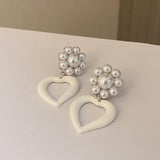 Cercei cu floare din perle si pandativ inima, ace de argint 952